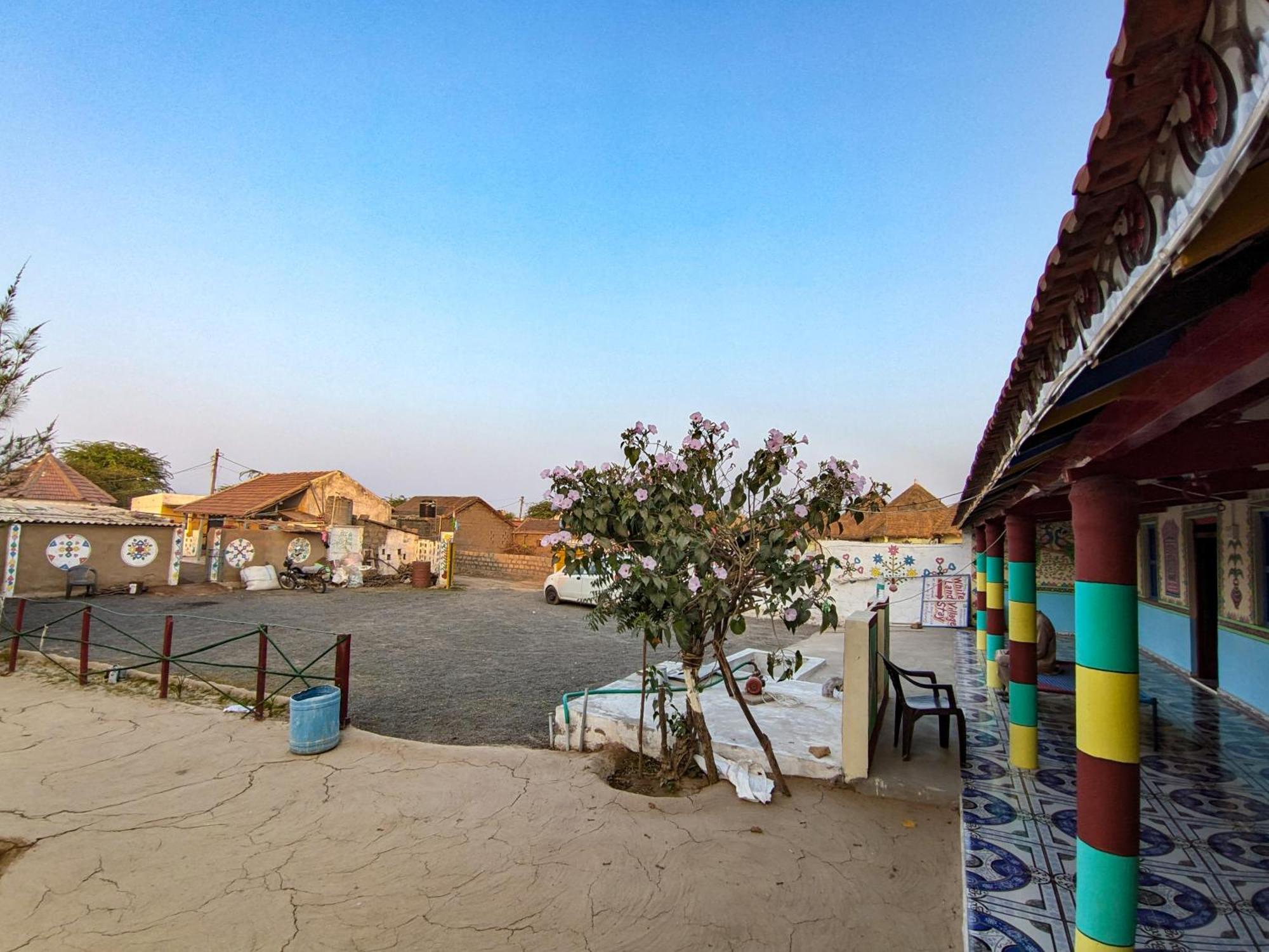 White Land Villagestay Dhordo Luaran gambar
